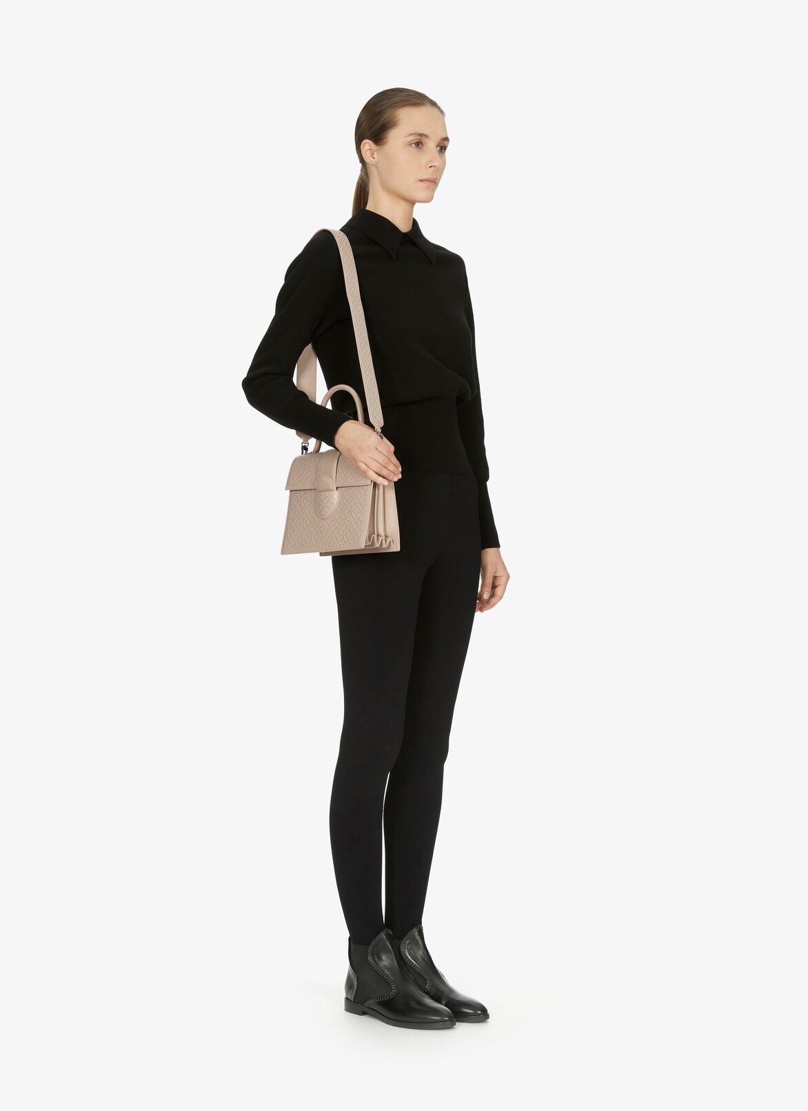 Leonie 23 Handbag ALAÏA SANDY LEONIE 23 HANDBAG